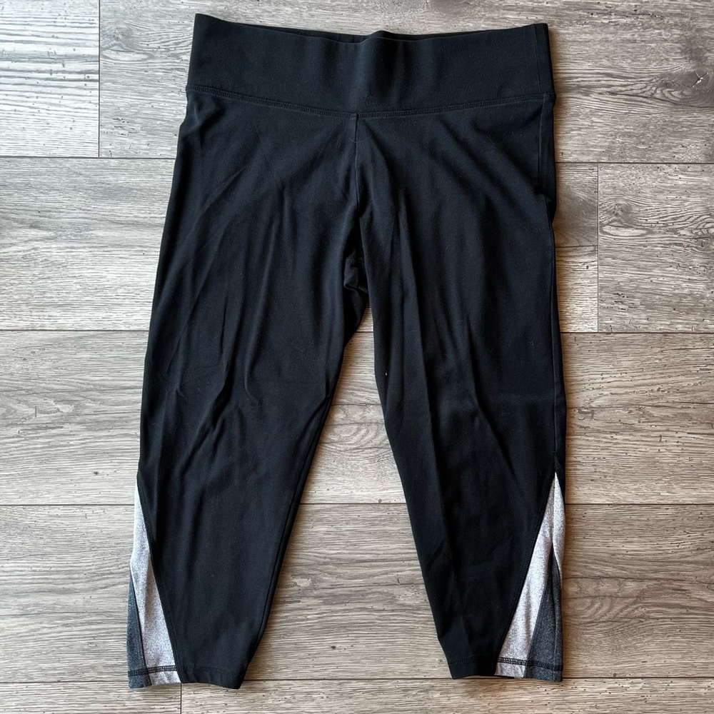 Victoria’s Secret Sport Capri Length Stretchy Black & Gray Leggings Large